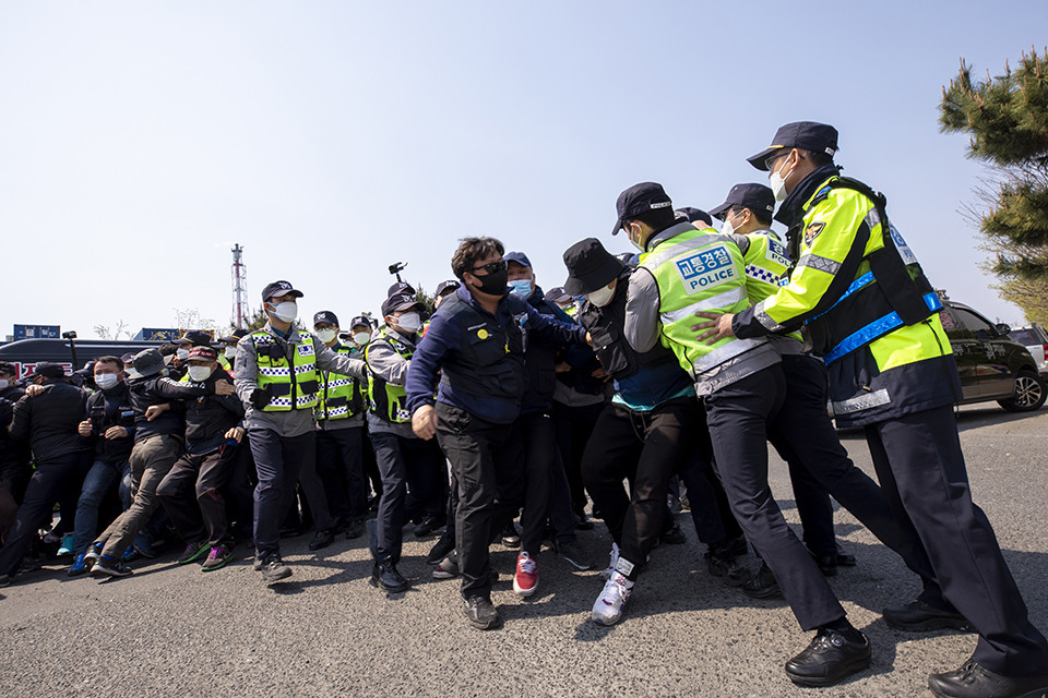 차량 출입을 막는 조합원들이 경찰과 충돌하고 있다. ⓒ 노동과세계 정종배