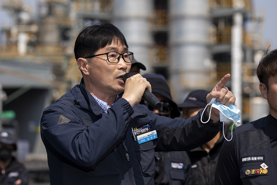 김정한 화물연대본부장이 경찰의 과도한 대응에 항의하고 있다. ⓒ 노동과세계 정종배