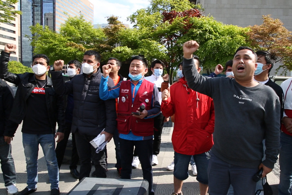 지난 26일 서울 세종문화회관 계단에서 이주노동자노동조합이 ‘2020 이주노동자 메이데이’가 끝난 뒤 ‘인터내셔널가 함께 부르기’에 동참했다. ⓒ 송승현 기자