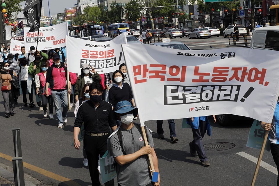 민주노총 수도권지역 조합원들이 5월 1일 오후 서울 대학로 마로니에 공원에서 조계사를 향해 행진을 하며 비정규직 철폐, 모든 해고 금지 등을 촉구하고 있다. 이들은 코로나 19로 인한 사회적 거리두기를 준수하며 공동행동을 진행했다. ⓒ 변백선 기자