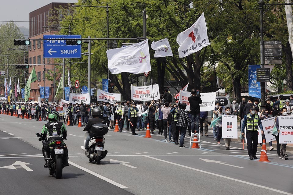 민주노총 수도권지역 조합원들이 5월 1일 오후 서울 대학로 마로니에 공원에서 조계사를 향해 행진을 하며 비정규직 철폐, 모든 해고 금지 등을 촉구하고 있다. 이들은 코로나 19로 인한 사회적 거리두기를 준수하며 공동행동을 진행했다. ⓒ 변백선 기자