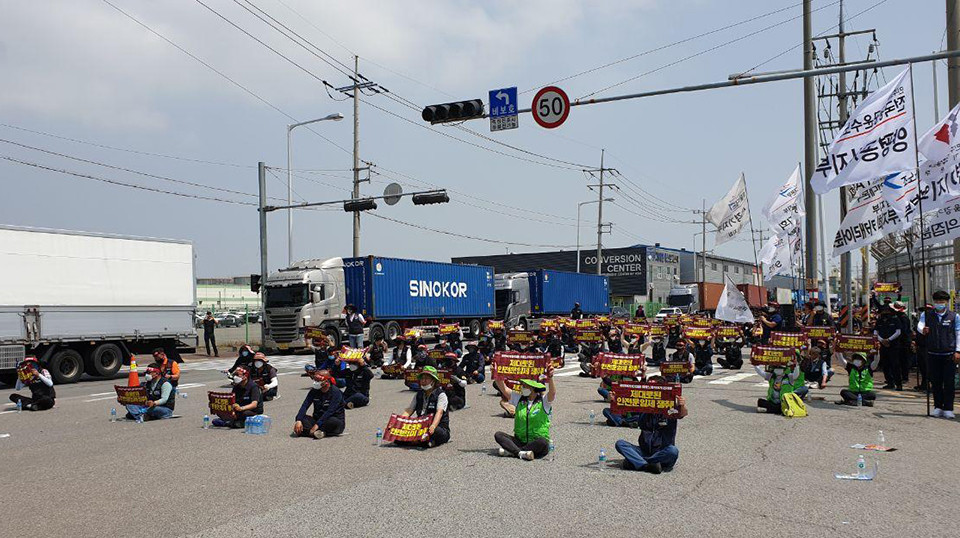화물연대가 평택컨테이너터미널 앞에서 파업 집회를 진행하고 있다. ⓒ 화물연대본부