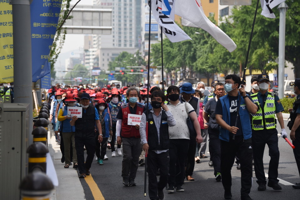 더불어민주당 부산시당을 향해 행진하는 대행진단