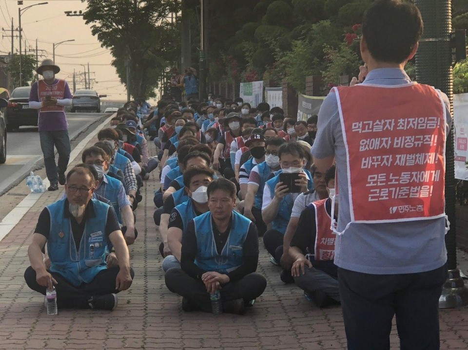 건양대학교 앞에서는 집회를 통해 사측의 부당한 노조탄압과 일방적 임금삭감을 규탄했다.