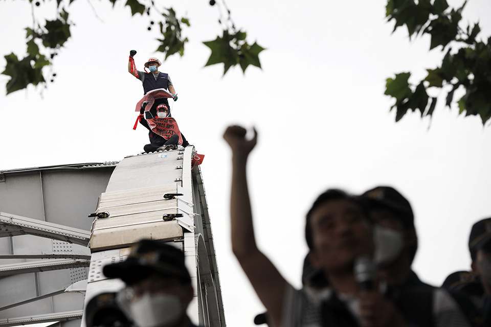 LG헬로비전 비정규직 노동자(케이블·인터넷 설치수리) 2명이 12일 오후 서울 용산구 한강대교 남단 아치구조물 위에서 처우개선 노사합의 이행을 요구하며 고공시위에 돌입하고 있다.ⓒ 변백선 기자