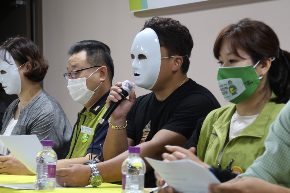 얼굴을 가린 마스크를 낀 채 불법 의료 실태 를 증언하는 간호사들 ⓒ 박슬기 기자 (보건의료노조)