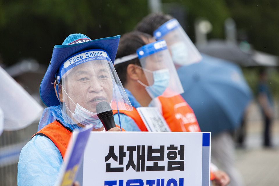 민주노총 특수고용노동자대책회의가 2일 오전 국회 앞에서 기자회견을 열고 특수고용노동자 산재보험 적용을 위한 ‘전속성 기준’을 폐지해야 한다고 주장했다. ⓒ 송승현 기자