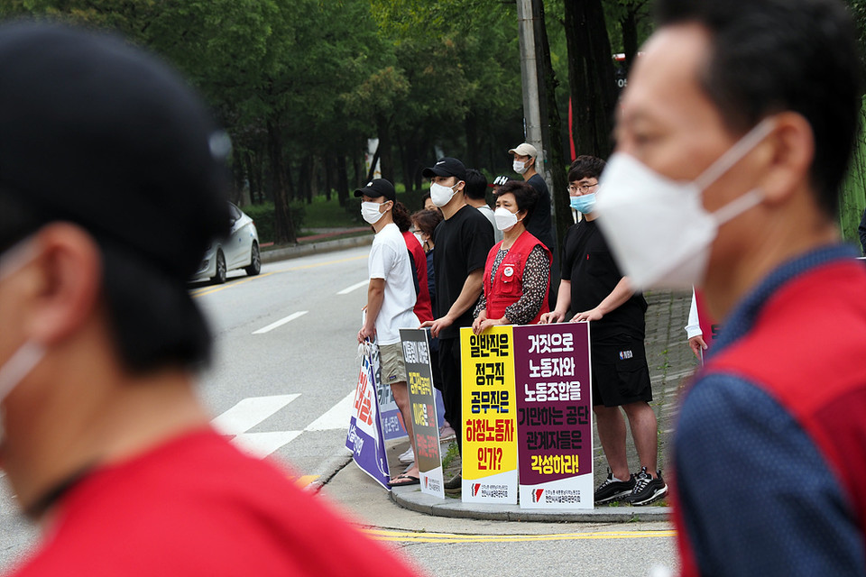 천안시 시설관리공단 노동자들 천안시의 차별대우에 맞서 투쟁을 전개하고 있다.(사진 백승호)