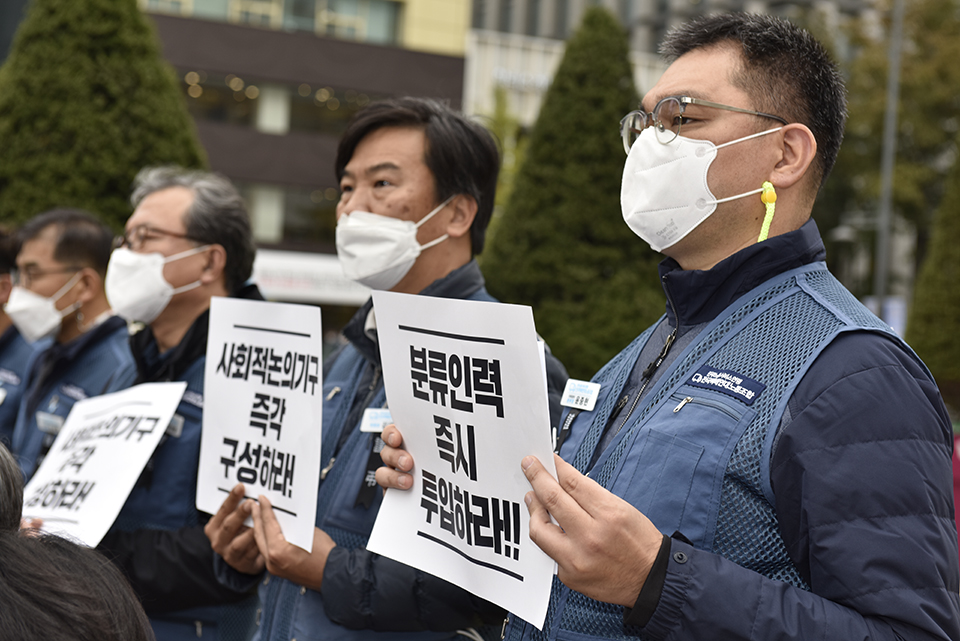 노동시민사회 각계 대표자들은 10월 21일 오후 세월호 광장에서 택배 노동자 죽음의 행렬을 막자는 공동선언을 발표했다. ⓒ 김한주 기자