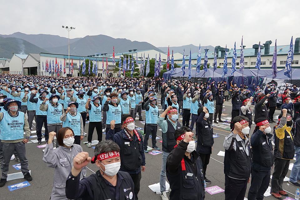 금속노조가 10월 21일 울산 언양 대우버스 공장에서 ‘끝내자 구조조정, 살리자 대우버스, 금속노동자 결의대회’를 열고 있다. 울산=신동준