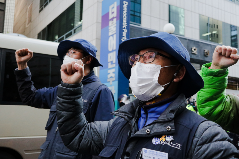 금속노조 조합원들이 11월 10일 더불어민주당 앞에서 노동법 개악을 즉시 중단하라고 외치고 있다. 신동준