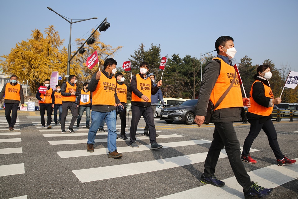 공무원노조 서울본부가 해직자 원직복직을 위한 농성에 참여해 10만보 걷기를 진행하고 있다.