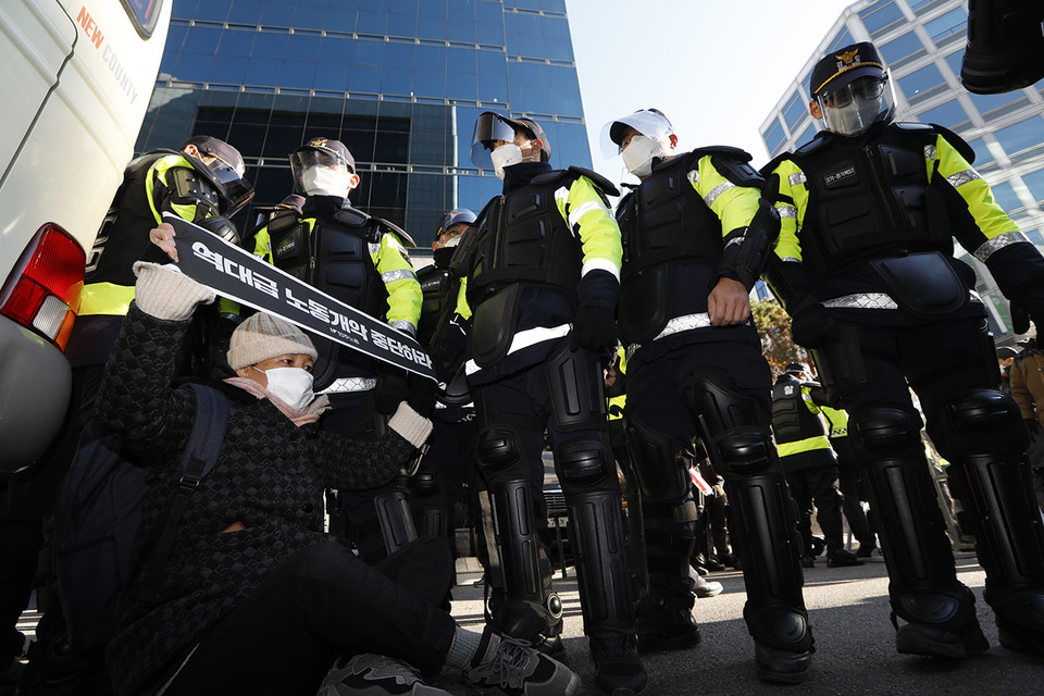 경찰이 민주노총의 1인 시위를 탄압하고 있다. ⓒ 김한주 기자