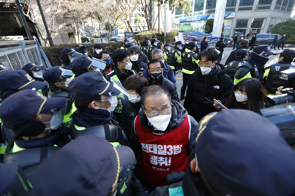 경찰에 둘러싸인 김재하 민주노총 비상대책위원장 ⓒ 김한주 기자