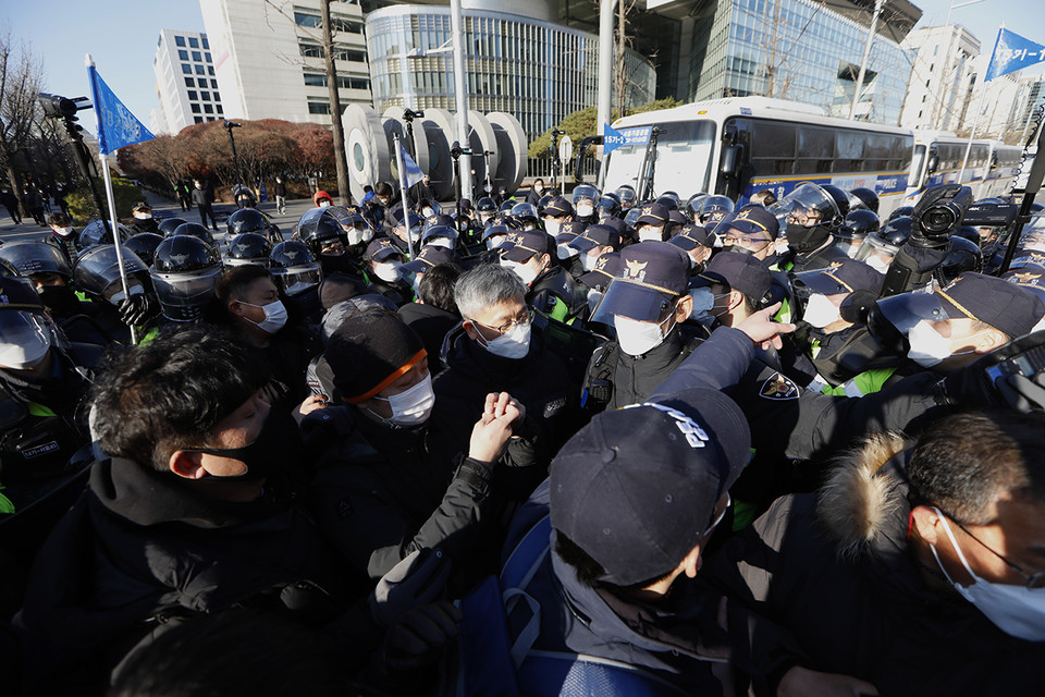 경찰이 1인 시위를 방해해 곳곳에서 충돌이 발생했다. ⓒ 김한주 기자