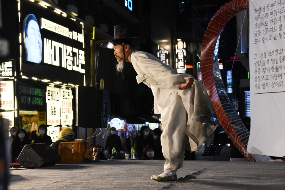 춤꾼 박소산님이 ‘평화의 날개 짓’이라는 주제로 학춤을 췄다.