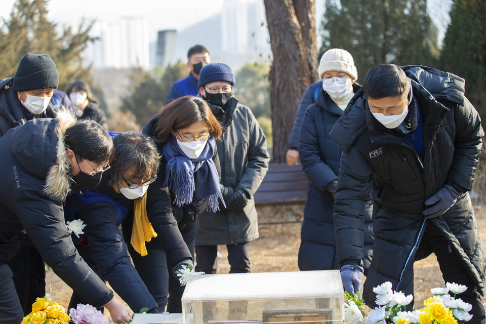 민주노총 2021년 시무식 참가자들이 시무식이 끝난 뒤 전태일 열사 묘역에 헌화를 하고 있다. ⓒ 송승현 기자
