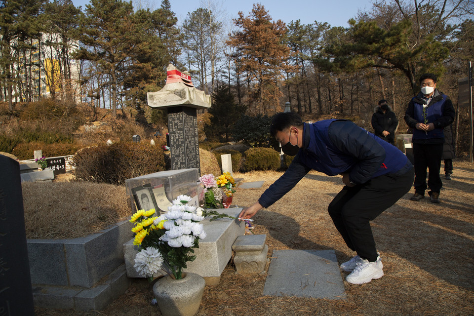 민주노총 2021년 시무식이 끝난 뒤 양경수 위원장이 전태일 열사 묘역에 헌화를 하고 있다. ⓒ 송승현 기자