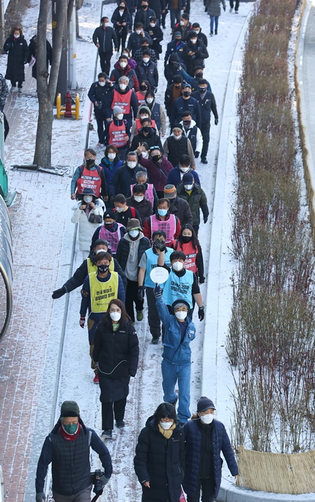 김진숙 지도위원과 희망뚜벅이 참가자들이 병점역을 향해 걷고 있다.