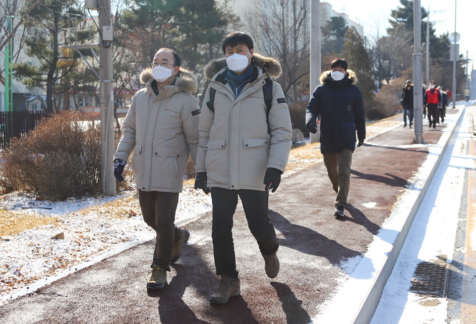 공무원노조 전호일 위원장과 김창호 부위원장이 희망뚜벅이에 참여해 걷고 있다.