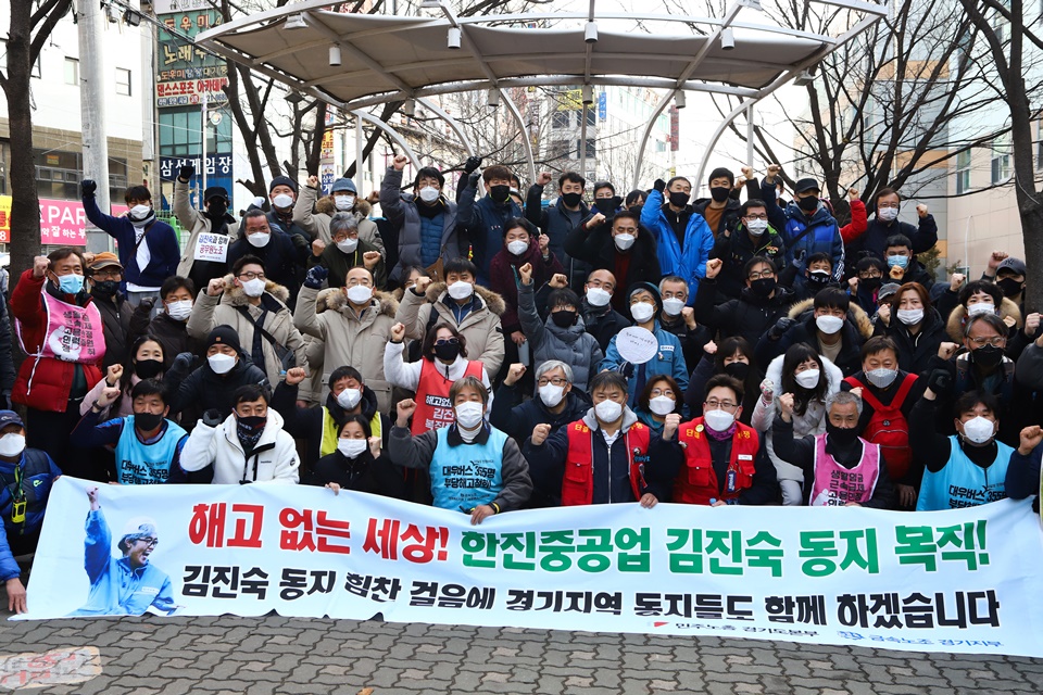 김진숙 지도위원이 30일차 희망뚜벅이를 마친 뒤 병점역 앞에서 참가자들과 기념촬영을 하고 있다.