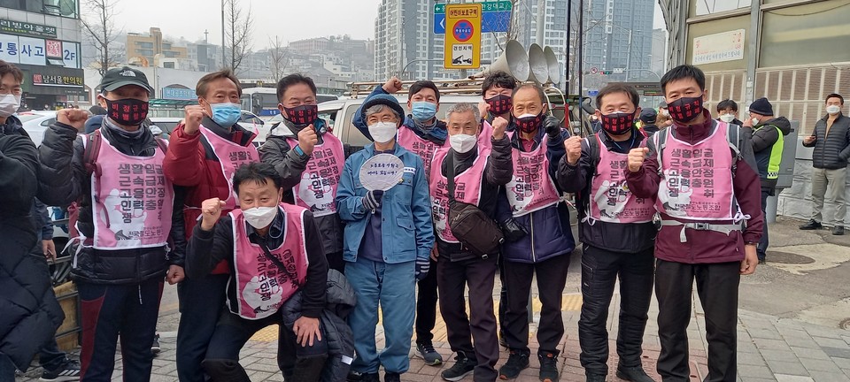 2월 6일 희망뚜벅이 33일차 흑석역에서 김진숙 지도위원과 코레일네트웍스노동자들. ⓒ 연정