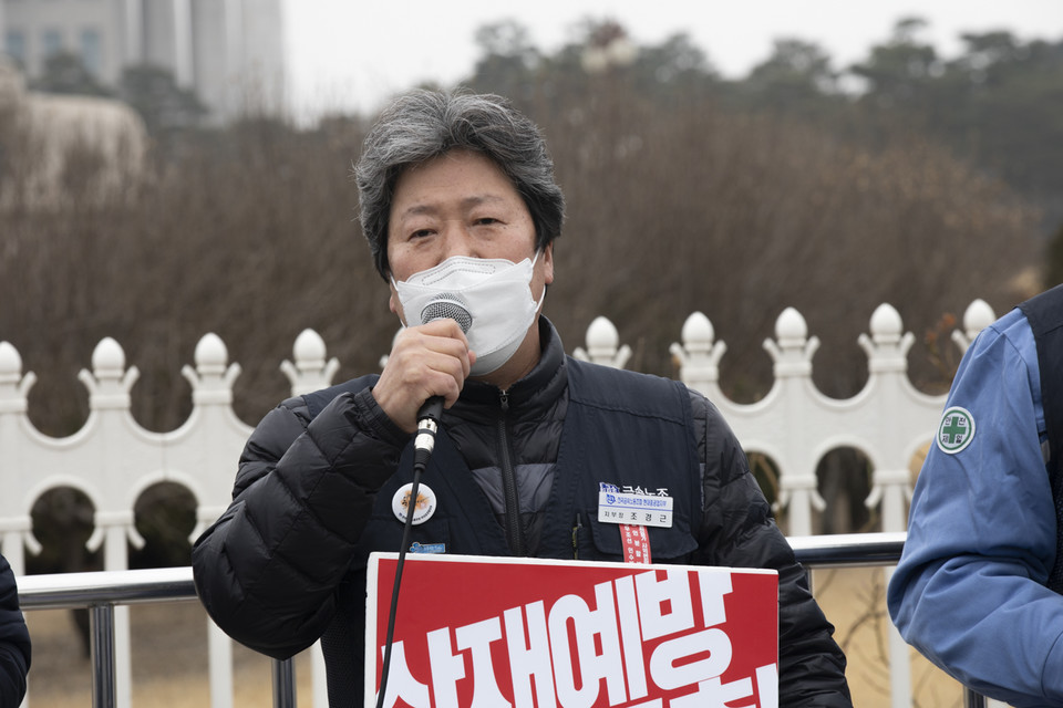 민주노총이 22일 오전 국회 앞에서 산재사망 다발 대기업 실태 폭로 및 산재 예방체계 구축 요구 기자회견을 열었다. 조경근 금속노조 현대중공업지부 지부장이 현대중공업의 반복되는 산재사망과 이에 대한 책임을 회피하는 사업주를 고발하는 발언을 하고 있다. ⓒ 송승현 기자