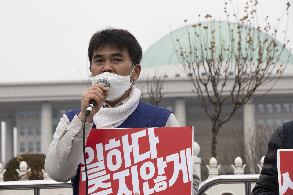 민주노총이 22일 오전 국회 앞에서 산재사망 다발 대기업 실태 폭로 및 산재 예방체계 구축 요구 기자회견을 열었다. 이태의 민주노총 부위원장이 이날 오전 산재청문회에 출석한 대기업의 산재사망 실태와 법 제정 이후에도 달라지지 않은 노동현장을 고발하는 취지 발언과 산재예방체계 구축을 위한 요구발언을 하고 있다. ⓒ 송승현 기자