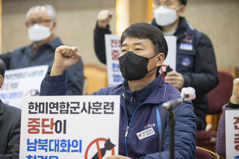 6·15공동선언실천 남측위원회는 25일 서울 한국기독교회관 조에홀 2층에서 기자회견을 열고 “전쟁연습을 중단하고 다시 대화로 향하는 문을 열자”라는 각계의 공동선언을 전했다. 양경수 민주노총 위원장이 기자회견에 앞서 투쟁을 외치고 있다. ⓒ 송승현 기자