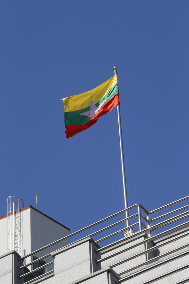 민주노총 가맹산하 대표자들은 26일 오전 11시 서울 성동구 주한 미얀마 무관부를 찾아 기자회견을 열고 항의서한을 전달했다. 미얀마 무관부 건물 위에 펄럭이는 미얀마 국기. ⓒ 송승현 기자