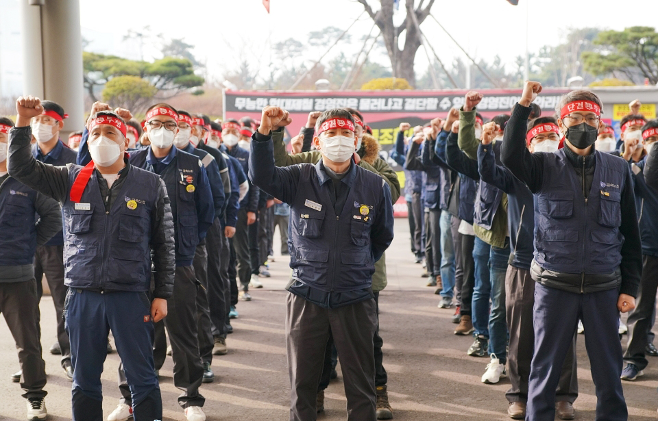 금속노조 충남지부 현대제철지회가 2012년 3월 9일 2020년 임단협 성실교섭을 촉구하며 게릴라파업을 벌이고 있다. 지회 제공