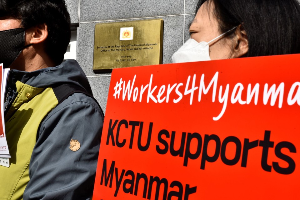 보건의료노조는 16일 미얀마 무관부 앞에서 기자회견을 열고 미얀마 군부를 규탄했다. ⓒ보건의료노조