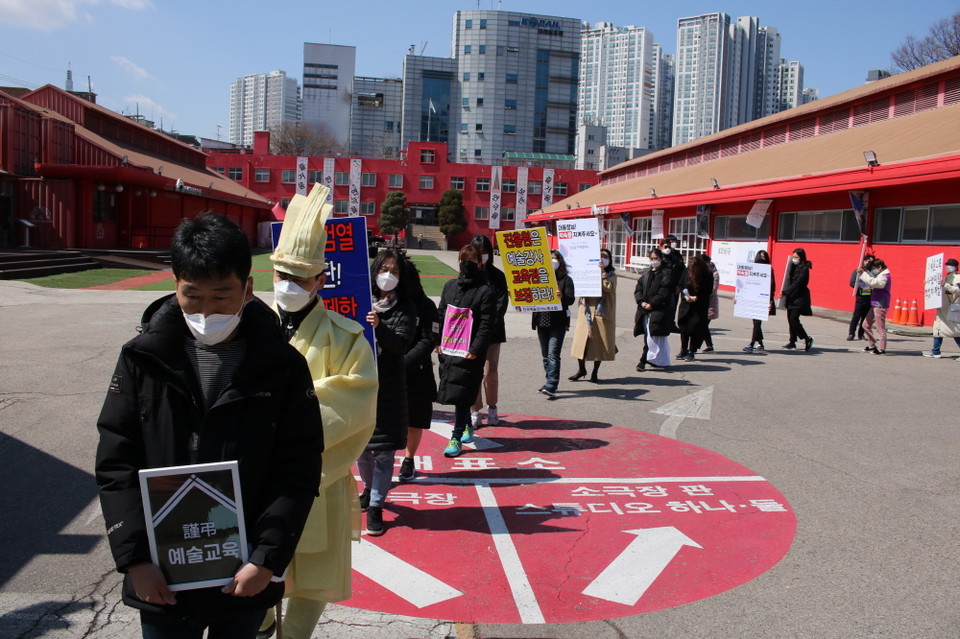 집회 참가자들은 문체부 서울사무소 앞에서 퍼포먼스를 진행했다. 