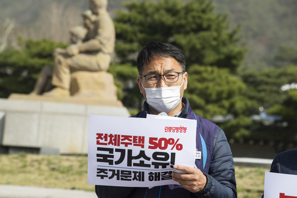 민주노총을 비롯한 민중공동행동이 29일 오전 10시 서울 청와대 사랑채 앞에서 기자회견을 열고 한국토지주택공사(LH) 사태와 관련해 정부에 철저한 진상규명과 근본적인 부동산 대개혁을 촉구했다. 윤택근 민주노총 수석부위원장이 발언하고 있다. ⓒ 송승현 기자