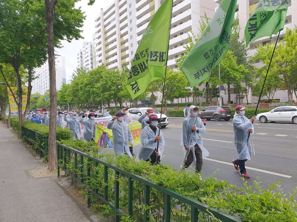 대전세종건설지부 결의대회 이후 시가행진하는 모습. 대전 지역의 타워크레인노동자, 건설기계노동자, 전기노동자도 함께 투쟁했다