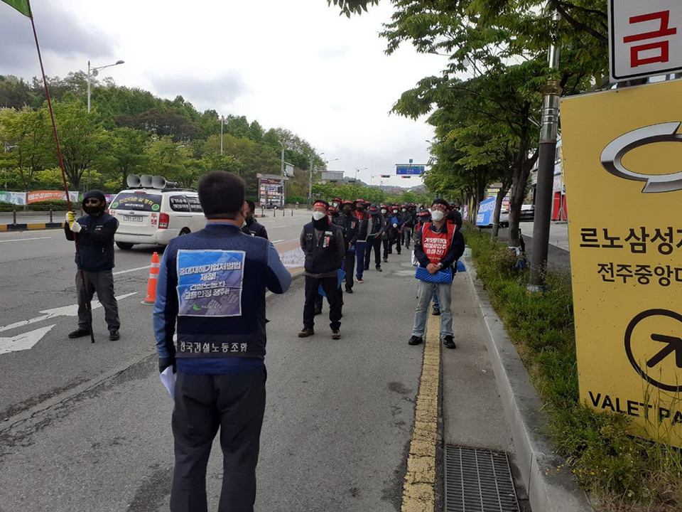 더불어민주당 전북도당 앞 전북건설지부 결의대회. 70여 명 조합원이 결의대회 진행 후 지역본부 투쟁에 결합했다
