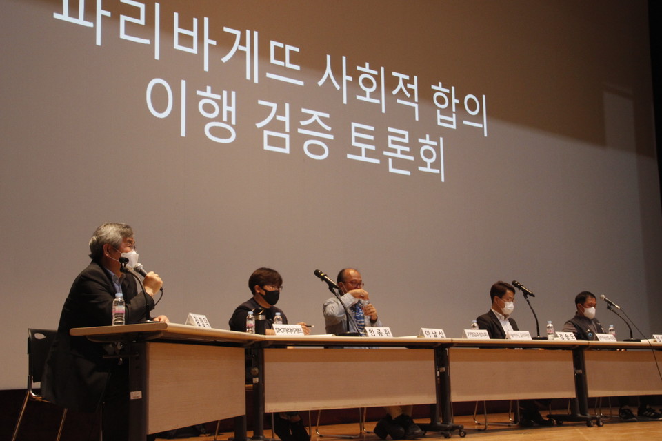 ▲토론회 참가자(왼쪽부터 김형탁 노회찬재단 사무총장, 임종린 파리바게뜨지회장, 이남신 파리바게뜨 시민대책위원회 간사, 정송도 정의당 비상구 보좌관, 임영국 화섬식품노조 사무처장)
