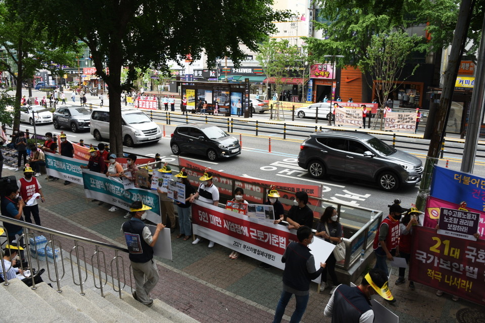 더불어민주당 부산시당 앞에서 ‘민중법안 입법 촉구 선전전’을 진행하는 대행진단