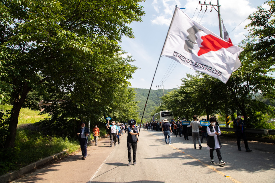 결의대회를 마친 참가자들이 진밭교 방향으로 행진하고 있다. ⓒ 송승현 기자