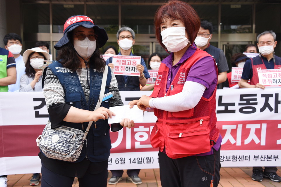 신라대 청소노동자들이 국민건강보험 고객센터 상담노동자들에게 투쟁기금을 전달했다.