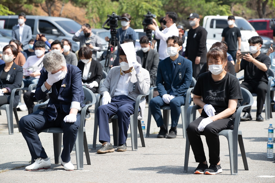 고인의 아버지와 어머니는 장례식이 진행되는 동안 연신 눈물을 감추지 못했다. ⓒ 송승현 기자