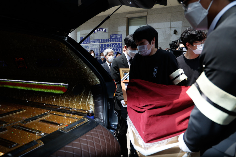 장례식이 끝난 뒤 오전 11시경 발인이 이뤄졌다. ⓒ 송승현 기자
