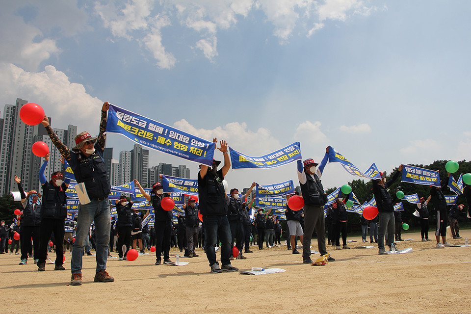 6월 21일, 수도권 펌프카 노동자들은 총파업 1일차, 과천 정부종합청사 앞에서 투쟁 선포 결의대회를 열었다. 총파업 요구안이 적힌 현수막을 펼쳐보이는 결의대회 참가자들