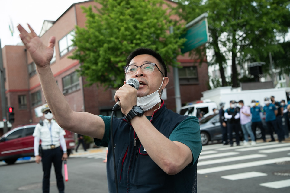 이양수 민주노총 부위원장이 청운효자동주민센터 앞 마무리 집회에서 연대 발언을 하고 있다. ⓒ 송승현 기자