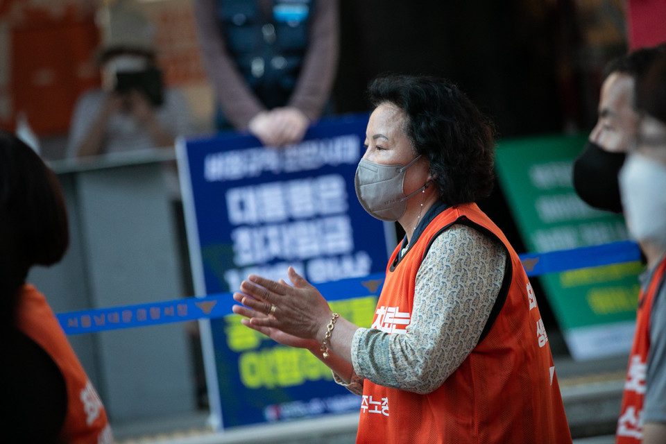 첫날 도보행진을 마친 행진단이 오후 7시 서울고용노동청 앞에서 총화문화제를 열고 하루를 정리했다. ⓒ 송승현 기자
