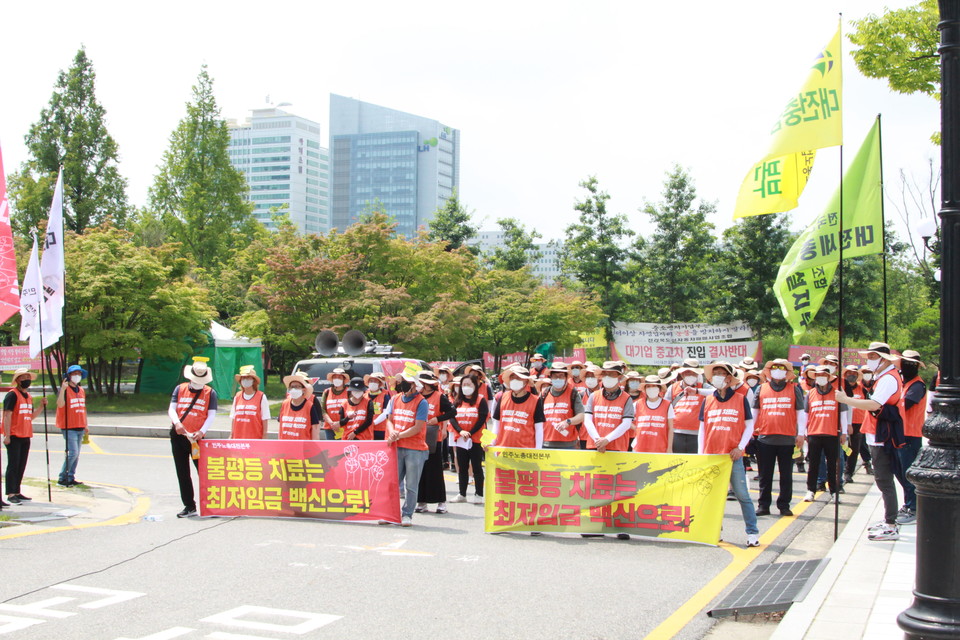 매주 목요일 1357 중소기업 통합콜센터지회가 '직접고용 촉구' 출근투쟁을 벌이고 있는 대전정부청사 앞에서 집회를 진행하고 있다.