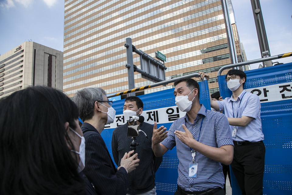 서울시 공무원들이 언론의 세월호 기억관 취재를 막아서고 있다. 같은 공사 구역에 선 이들은 “공사 구역이라 들어갈 수 없다”라는 말만 반복하며 언론의 취재를 막았다. ⓒ 송승현 기자