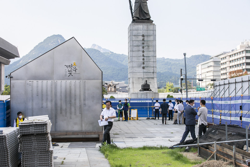 서울시 공무원들이 광화문 세월호 기억관 물품을 치우려고 준비하다 유족 반발에 막혔다. ⓒ 송승현 기자