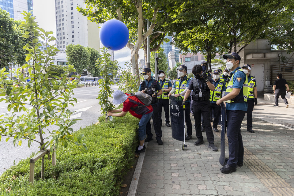 8.15 전국노동자대회가 마무리될 즈음 경찰들은 서대문역 인근을 돌며 70m 간격을 유지하는 민주노총 조합원들에게 더 떨어져 서있을 것을 강요하기도 했다. ⓒ 송승현 기자