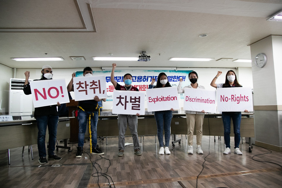 증언대회 참가자들이 착취와 차별을 반대하는 상징의식을 하고 있다. ⓒ 송승현 기자